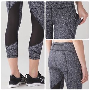 Women’s Lululemon Pace Rival Crop (RARE) size 6